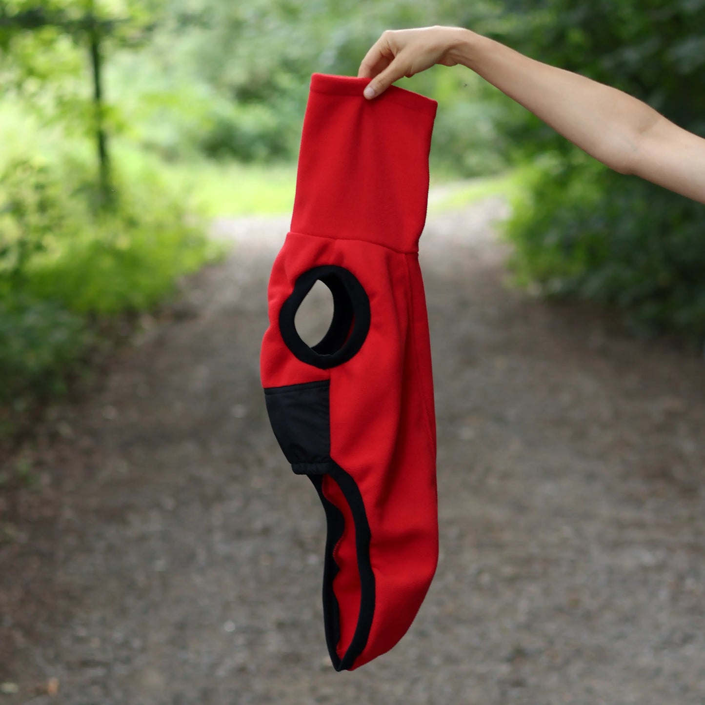 Bezrękawnik dla charta angielskiego z grubego polaru, z wodoodpornymi wstawkami na brzuchu i otworem na smycz w kołnierzu; zapewnia izolację termiczną, ochronę przed wilgocią i swobodę ruchów podczas spacerów.