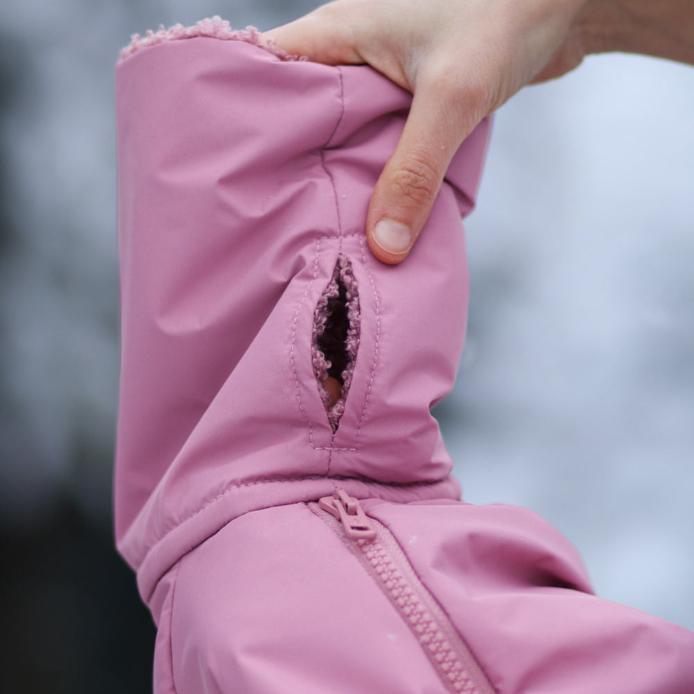 Kombinezon śniegowy dla charcika włoskiego wykonany z wodoodpornego materiału, z miękkim barankiem w środku, długim kołnierzem i zamkiem na grzbiecie.