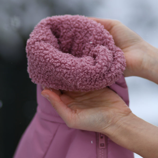 Kombinezon śniegowy dla charcika włoskiego wykonany z wodoodpornego materiału, z miękkim barankiem w środku, długim kołnierzem i zamkiem na grzbiecie.