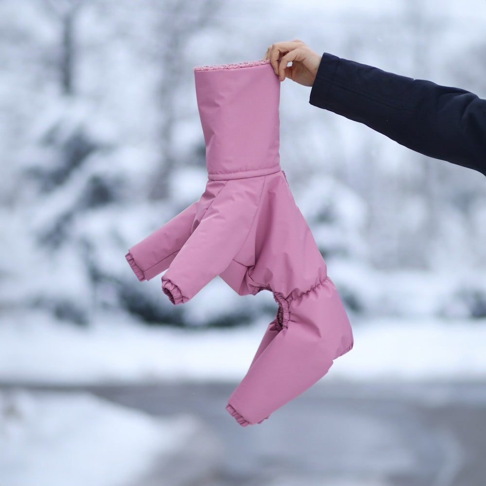 Kombinezon śniegowy dla charcika włoskiego wykonany z wodoodpornego materiału, z miękkim barankiem w środku, długim kołnierzem i zamkiem na grzbiecie.