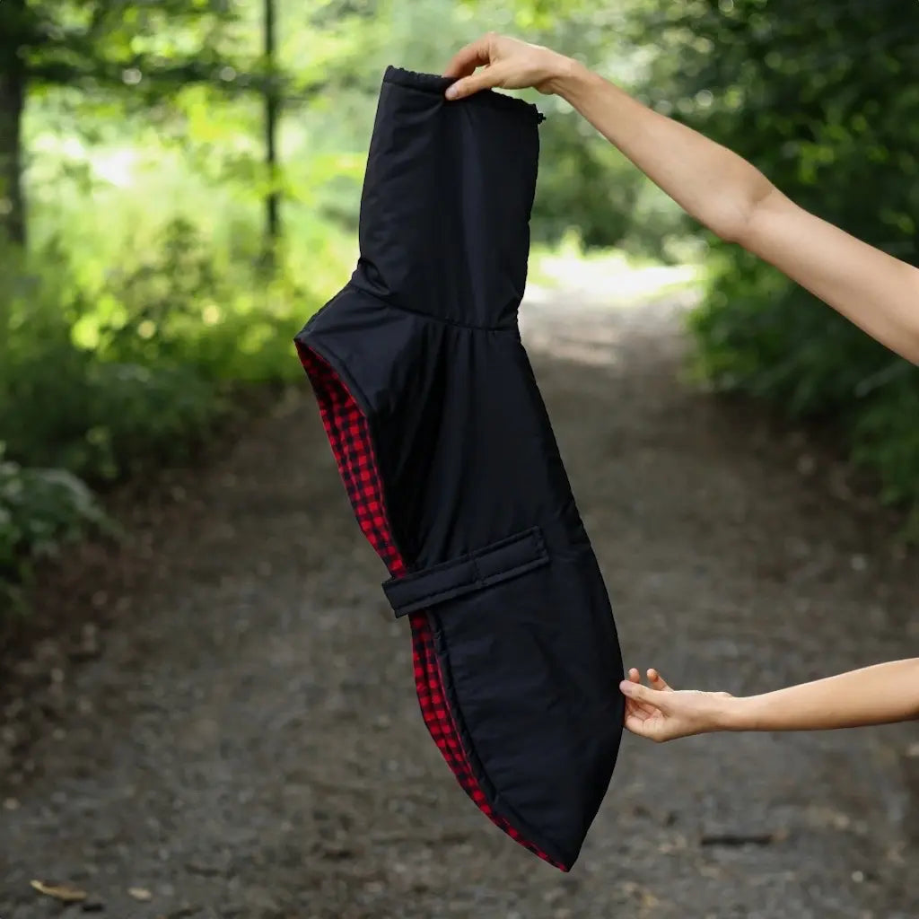 Ocieplany płaszczyk przeciwdeszczowy dla charta z wodoodpornego ortalionu i regulowanym kołnierzem.