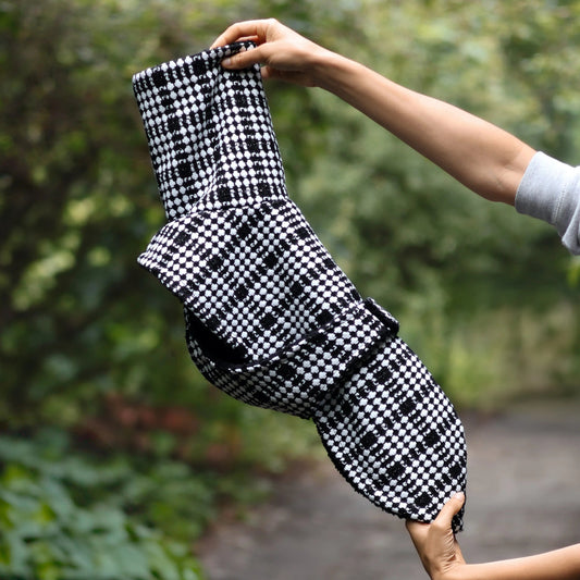Elegancki płaszczyk dla charcika włoskiego z materiału w stylu Chanel w kratkę, ocieplony miękkim barankiem, z otworem na smycz i wywijanym golfikiem, zapinany na rzep.